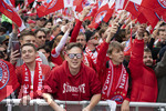 17.05.2026, Fussball Bundesliga 2025/2026, Meisterfeier des FC Bayern München auf dem Rathausbalkon in München.  Bayernfans am Rathausplatz stimmen sich ein.
