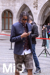 17.05.2026, Fussball Bundesliga 2025/2026, Meisterfeier des FC Bayern München auf dem Rathausbalkon in München.  Das Team kommt in Tracht am Rathaus an. Michael Olise (FC Bayern München) am Handy. 