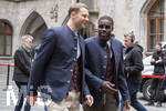 17.05.2026, Fussball Bundesliga 2025/2026, Meisterfeier des FC Bayern München auf dem Rathausbalkon in München.  Das Team kommt in Tracht am Rathaus an. Torwart Manuel Neuer (li, FC Bayern München), Dayot Upamecano (FC Bayern München) 