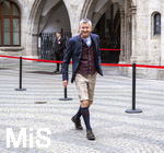 17.05.2026, Fussball Bundesliga 2025/2026, Meisterfeier des FC Bayern München auf dem Rathausbalkon in München.  Präsident Herbert Hainer (FC Bayern) kommt in Tracht am Rathaus an.