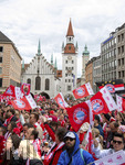 17.05.2026, Fussball Bundesliga 2025/2026, Meisterfeier des FC Bayern München auf dem Rathausbalkon in München.  Bayernfans am Rathausplatz stimmen sich mit Fähnchen ein.