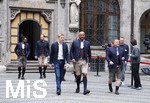 17.05.2026, Fussball Bundesliga 2025/2026, Meisterfeier des FC Bayern München auf dem Rathausbalkon in München.  Das Team kommt in Tracht am Rathaus an. Oberbürgermeister Dominik Krause (mitte) begleitet Trainer Vincent Kompany (FC Bayern München), Sportvorstand Max Eberl (Bayern München), hi: Harry Kane (FC Bayern München), Serge Gnabry (FC Bayern München), Joshua Kimmich (FC Bayern München) 