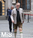17.05.2026, Fussball Bundesliga 2025/2026, Meisterfeier des FC Bayern München auf dem Rathausbalkon in München.  Vorstandsvorsitzender Jan-Christian Dreesen (FC Bayern München) kommt in Tracht am Rathaus an.