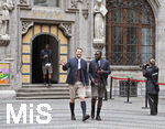 17.05.2026, Fussball Bundesliga 2025/2026, Meisterfeier des FC Bayern München auf dem Rathausbalkon in München.  Das Team kommt in Tracht am Rathaus an. Torwart Manuel Neuer (li, FC Bayern München), Dayot Upamecano (FC Bayern München) 