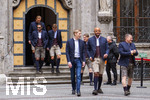 17.05.2026, Fussball Bundesliga 2025/2026, Meisterfeier des FC Bayern München auf dem Rathausbalkon in München.  Das Team kommt in Tracht am Rathaus an. Oberbürgermeister Dominik Krause (mitte) begleitet Trainer Vincent Kompany (FC Bayern München), Sportvorstand Max Eberl (Bayern München), hi: Harry Kane (FC Bayern München), Serge Gnabry (FC Bayern München), Joshua Kimmich (FC Bayern München) 