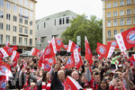 17.05.2026, Fussball Bundesliga 2025/2026, Meisterfeier des FC Bayern München auf dem Rathausbalkon in München.  Bayernfans am Rathausplatz stimmen sich mit Fähnchen ein.