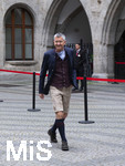 17.05.2026, Fussball Bundesliga 2025/2026, Meisterfeier des FC Bayern München auf dem Rathausbalkon in München.  Präsident Herbert Hainer (FC Bayern) kommt in Tracht am Rathaus an.