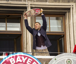 17.05.2026, Fussball Bundesliga 2025/2026, Meisterfeier des FC Bayern München auf dem Rathausbalkon in München. Torwart Manuel Neuer (FC Bayern München) präsentiert die Meisterschale den Fans.