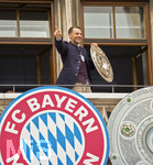 17.05.2026, Fussball Bundesliga 2025/2026, Meisterfeier des FC Bayern München auf dem Rathausbalkon in München. Torwart Manuel Neuer (FC Bayern München) präsentiert die Meisterschale den Fans.