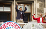 17.05.2026, Fussball Bundesliga 2025/2026, Meisterfeier des FC Bayern München auf dem Rathausbalkon in München. Torwart Manuel Neuer (FC Bayern München) präsentiert die Meisterschale den Fans.
