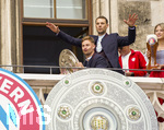 17.05.2026, Fussball Bundesliga 2025/2026, Meisterfeier des FC Bayern München auf dem Rathausbalkon in München. Torwart Manuel Neuer (FC Bayern München) und Joshua Kimmich (FC Bayern München) präsentieren die Meisterschale den Fans.