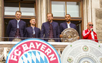 17.05.2026, Fussball Bundesliga 2025/2026, Meisterfeier des FC Bayern München auf dem Rathausbalkon in München. v.li: Torwart Manuel Neuer (FC Bayern München), Joshua Kimmich (FC Bayern München), Harry Kane (FC Bayern München), Jonathan Tah (FC Bayern München) mit der Meisterschale.