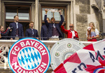 17.05.2026, Fussball Bundesliga 2025/2026, Meisterfeier des FC Bayern München auf dem Rathausbalkon in München. Jonathan Tah (FC Bayern München) präsentiert die Meisterschale den Fans. li: Torwart Manuel Neuer (FC Bayern München), Joshua Kimmich (FC Bayern München) 