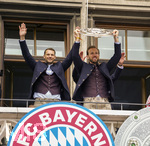 17.05.2026, Fussball Bundesliga 2025/2026, Meisterfeier des FC Bayern München auf dem Rathausbalkon in München. Torwart Manuel Neuer (FC Bayern München) und Harry Kane (re, FC Bayern München) präsentieren die Meisterschale den Fans.