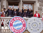 17.05.2026, Fussball Bundesliga 2025/2026, Meisterfeier des FC Bayern München auf dem Rathausbalkon in München. v.li:  Jamal Musiala (Bayern München), Torwart Manuel Neuer (FC Bayern München), Joshua Kimmich (FC Bayern München), Harry Kane (FC Bayern München), Luis Diaz (FC Bayern München), Jonathan Tah (FC Bayern München), Dayot Upamecano (FC Bayern München),  mit der Meisterschale.