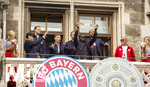 17.05.2026, Fussball Bundesliga 2025/2026, Meisterfeier des FC Bayern München auf dem Rathausbalkon in München. v.li: Jamal Musiala (Bayern München), Torwart Manuel Neuer (FC Bayern München), Joshua Kimmich (FC Bayern München), Harry Kane (FC Bayern München), Dayot Upamecano (FC Bayern München), Jonathan Tah (FC Bayern München), mit der Meisterschale.