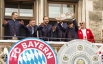 17.05.2026, Fussball Bundesliga 2025/2026, Meisterfeier des FC Bayern München auf dem Rathausbalkon in München. v.li: Torwart Manuel Neuer (FC Bayern München), Joshua Kimmich (FC Bayern München), Harry Kane (FC Bayern München), Jonathan Tah (FC Bayern München), Jamal Musiala (Bayern München) mit der Meisterschale.