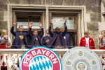 17.05.2026, Fussball Bundesliga 2025/2026, Meisterfeier des FC Bayern München auf dem Rathausbalkon in München. v.li: Jamal Musiala (Bayern München), Torwart Manuel Neuer (FC Bayern München), Joshua Kimmich (FC Bayern München), Harry Kane (FC Bayern München), Dayot Upamecano (FC Bayern München), Jonathan Tah (FC Bayern München), mit der Meisterschale.