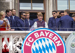 17.05.2026, Fussball Bundesliga 2025/2026, Meisterfeier des FC Bayern München auf dem Rathausbalkon in München.  Torwart Jonas Urbig (FC Bayern München), Torwart Manuel Neuer (FC Bayern München), Serge Gnabry (FC Bayern München), Joshua Kimmich (FC Bayern München), Lennart Karl (FC Bayern München), Aleksandar Pavlovic (Bayern München)  