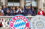 17.05.2026, Fussball Bundesliga 2025/2026, Meisterfeier des FC Bayern München auf dem Rathausbalkon in München.  Tom Bischof (Bayern München) mit der Meisterschale. Torwart Jonas Urbig (FC Bayern München),l Torwart Manuel Neuer (FC Bayern München), Serge Gnabry (FC Bayern München), Joshua Kimmich (FC Bayern München), Lennart Karl (FC Bayern München), Jonathan Tah (FC Bayern München), Aleksandar Pavlovic (Bayern München)  