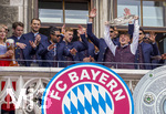 17.05.2026, Fussball Bundesliga 2025/2026, Meisterfeier des FC Bayern München auf dem Rathausbalkon in München.  Lennart Karl (FC Bayern München) mit der Meisterschale. Torwart Jonas Urbig (FC Bayern München), Torwart Manuel Neuer (FC Bayern München), Serge Gnabry (FC Bayern München), Joshua Kimmich (FC Bayern München), Harry Kane (FC Bayern München), Aleksandar Pavlovic (Bayern München) , Luis Diaz (FC Bayern München) 