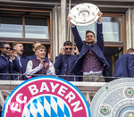17.05.2026, Fussball Bundesliga 2025/2026, Meisterfeier des FC Bayern München auf dem Rathausbalkon in München.  Torwart Sven Ulreich (FC Bayern München) mit der Meisterschale. Joshua Kimmich (FC Bayern München), Lennart Karl (FC Bayern München), Aleksandar Pavlovic (Bayern München)  