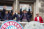 17.05.2026, Fussball Bundesliga 2025/2026, Meisterfeier des FC Bayern München auf dem Rathausbalkon in München.  Torwart Jonas Urbig (FC Bayern München) mit der Meisterschale. Joshua Kimmich (FC Bayern München), Jonathan Tah (FC Bayern München) 
