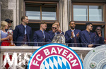 17.05.2026, Fussball Bundesliga 2025/2026, Meisterfeier des FC Bayern München auf dem Rathausbalkon in München.  Konrad Laimer (FC Bayern München) mit der Meisterschale. Torwart Manuel Neuer (FC Bayern München), Joshua Kimmich (FC Bayern München), Harry Kane (FC Bayern München), Jonathan Tah (FC Bayern München), Luis Diaz (FC Bayern München) 
