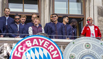 17.05.2026, Fussball Bundesliga 2025/2026, Meisterfeier des FC Bayern München auf dem Rathausbalkon in München.  Lennart Karl (FC Bayern München) mit der Meisterschale. Torwart Jonas Urbig (FC Bayern München), Torwart Manuel Neuer (FC Bayern München), Serge Gnabry (FC Bayern München), Joshua Kimmich (FC Bayern München), Harry Kane (FC Bayern München), Aleksandar Pavlovic (Bayern München) , Luis Diaz (FC Bayern München) 