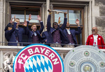 17.05.2026, Fussball Bundesliga 2025/2026, Meisterfeier des FC Bayern München auf dem Rathausbalkon in München. Dayot Upamecano (FC Bayern München)  mit der Meisterschale. Jamal Musiala (Bayern München), Torwart Manuel Neuer (FC Bayern München), Joshua Kimmich (FC Bayern München), Jonathan Tah (FC Bayern München) 