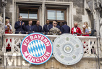 17.05.2026, Fussball Bundesliga 2025/2026, Meisterfeier des FC Bayern München auf dem Rathausbalkon in München.  Konrad Laimer (FC Bayern München) mit der Meisterschale. Torwart Manuel Neuer (FC Bayern München), Joshua Kimmich (FC Bayern München), Harry Kane (FC Bayern München), Jonathan Tah (FC Bayern München), 