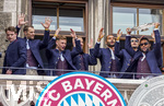 17.05.2026, Fussball Bundesliga 2025/2026, Meisterfeier des FC Bayern München auf dem Rathausbalkon in München.  Serge Gnabry (FC Bayern München) mit der Meisterschale. Torwart Jonas Urbig (FC Bayern München), Torwart Manuel Neuer (FC Bayern München), Joshua Kimmich (FC Bayern München), Harry Kane (FC Bayern München), Jonathan Tah (FC Bayern München) 