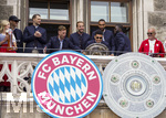 17.05.2026, Fussball Bundesliga 2025/2026, Meisterfeier des FC Bayern München auf dem Rathausbalkon in München.  Luis Diaz (FC Bayern München) mit der Meisterschale. Jamal Musiala (Bayern München), Torwart Manuel Neuer (FC Bayern München), Joshua Kimmich (FC Bayern München), Harry Kane (FC Bayern München),  Jonathan Tah (FC Bayern München) Dayot Upamecano (FC Bayern München)  
