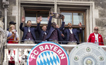 17.05.2026, Fussball Bundesliga 2025/2026, Meisterfeier des FC Bayern München auf dem Rathausbalkon in München. Alphonso Davies (FC Bayern München) mit der Meisterschale. Jamal Musiala (Bayern München), Torwart Manuel Neuer (FC Bayern München), Joshua Kimmich (FC Bayern München), Jonathan Tah (FC Bayern München) 