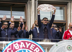 17.05.2026, Fussball Bundesliga 2025/2026, Meisterfeier des FC Bayern München auf dem Rathausbalkon in München.  Aleksandar Pavlovic (Bayern München)  mit der Meisterschale. Serge Gnabry (FC Bayern München), Joshua Kimmich (FC Bayern München) 