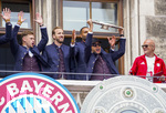 17.05.2026, Fussball Bundesliga 2025/2026, Meisterfeier des FC Bayern München auf dem Rathausbalkon in München.  Jamal Musiala (Bayern München) mit der Meisterschale. Joshua Kimmich (FC Bayern München), Harry Kane (FC Bayern München), Jonathan Tah (FC Bayern München) 
