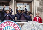 17.05.2026, Fussball Bundesliga 2025/2026, Meisterfeier des FC Bayern München auf dem Rathausbalkon in München.  Alphonso Davies (FC Bayern München) mit der Meisterschale. Joshua Kimmich (FC Bayern München) 