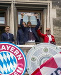 17.05.2026, Fussball Bundesliga 2025/2026, Meisterfeier des FC Bayern München auf dem Rathausbalkon in München.  Jonathan Tah (FC Bayern München) mit der Meisterschale.