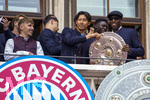 17.05.2026, Fussball Bundesliga 2025/2026, Meisterfeier des FC Bayern München auf dem Rathausbalkon in München.  Hiroki Ito (FC Bayern München) mit der Meisterschale. re: Nicolas Jackson (FC Bayern München) Lennart Karl (FC Bayern München) 