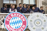 17.05.2026, Fussball Bundesliga 2025/2026, Meisterfeier des FC Bayern München auf dem Rathausbalkon in München.  Raphael Guerreiro (FC Bayern München) mit der Meisterschale. Serge Gnabry (FC Bayern München), Lennart Karl (FC Bayern München), Aleksandar Pavlovic (Bayern München) , Luis Diaz (FC Bayern München), Bara Sapoko Ndiaye (Bayern München), Tom Bischof (Bayern München), Nicolas Jackson (FC Bayern München) 