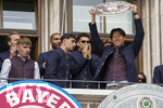 17.05.2026, Fussball Bundesliga 2025/2026, Meisterfeier des FC Bayern München auf dem Rathausbalkon in München.  Hiroki Ito (FC Bayern München) mit der Meisterschale. Lennart Karl (FC Bayern München), Jonathan Tah (FC Bayern München), Aleksandar Pavlovic (Bayern München) , Luis Diaz (FC Bayern München) 