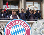 17.05.2026, Fussball Bundesliga 2025/2026, Meisterfeier des FC Bayern München auf dem Rathausbalkon in München.  Raphael Guerreiro (FC Bayern München) mit der Meisterschale. Lennart Karl (FC Bayern München) Aleksandar Pavlovic (Bayern München)  