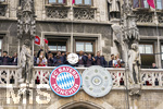 17.05.2026, Fussball Bundesliga 2025/2026, Meisterfeier des FC Bayern München auf dem Rathausbalkon in München.  Trainer Vincent Kompany (FC Bayern München) mit der Meisterschale.mcotr, Torwart-Trainer Michael Rechner (FC Bayern München), 