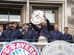 17.05.2026, Fussball Bundesliga 2025/2026, Meisterfeier des FC Bayern München auf dem Rathausbalkon in München.  Trainer Vincent Kompany (FC Bayern München) mit der Meisterschale.mcotr, Torwart-Trainer Michael Rechner (FC Bayern München), 