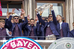 17.05.2026, Fussball Bundesliga 2025/2026, Meisterfeier des FC Bayern München auf dem Rathausbalkon in München.  Leon Goretzka (FC Bayern München) mit der Meisterschale. Lennart Karl (FC Bayern München), Aleksandar Pavlovic (Bayern München) , Raphael Guerreiro (FC Bayern München), Torwart Manuel Neuer (FC Bayern München) 