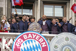 17.05.2026, Fussball Bundesliga 2025/2026, Meisterfeier des FC Bayern München auf dem Rathausbalkon in München.  Trainer Vincent Kompany (FC Bayern München) mit der Meisterschale.mcotr, Torwart-Trainer Michael Rechner (FC Bayern München), 