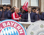 17.05.2026, Fussball Bundesliga 2025/2026, Meisterfeier des FC Bayern München auf dem Rathausbalkon in München.  Moderator Stephan Lehmann, Oberbürgermeister Dominik Krause 