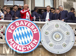 17.05.2026, Fussball Bundesliga 2025/2026, Meisterfeier des FC Bayern München auf dem Rathausbalkon in München.  Moderator Stephan Lehmann, Oberbürgermeister Dominik Krause, Präsident Herbert Hainer (FC Bayern),  
