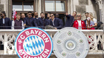 17.05.2026, Fussball Bundesliga 2025/2026, Meisterfeier des FC Bayern München auf dem Rathausbalkon in München.  Leon Goretzka (FC Bayern München) mit der Meisterschale. Lennart Karl (FC Bayern München), Harry Kane (FC Bayern München), Aleksandar Pavlovic (Bayern München) , Raphael Guerreiro (FC Bayern München), Luis Diaz (FC Bayern München) Torwart Manuel Neuer (FC Bayern München) 