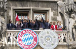 17.05.2026, Fussball Bundesliga 2025/2026, Meisterfeier des FC Bayern München auf dem Rathausbalkon in München.  Leon Goretzka (FC Bayern München) mit der Meisterschale. Lennart Karl (FC Bayern München), Harry Kane (FC Bayern München), Aleksandar Pavlovic (Bayern München) , Raphael Guerreiro (FC Bayern München), Luis Diaz (FC Bayern München) Torwart Manuel Neuer (FC Bayern München) 